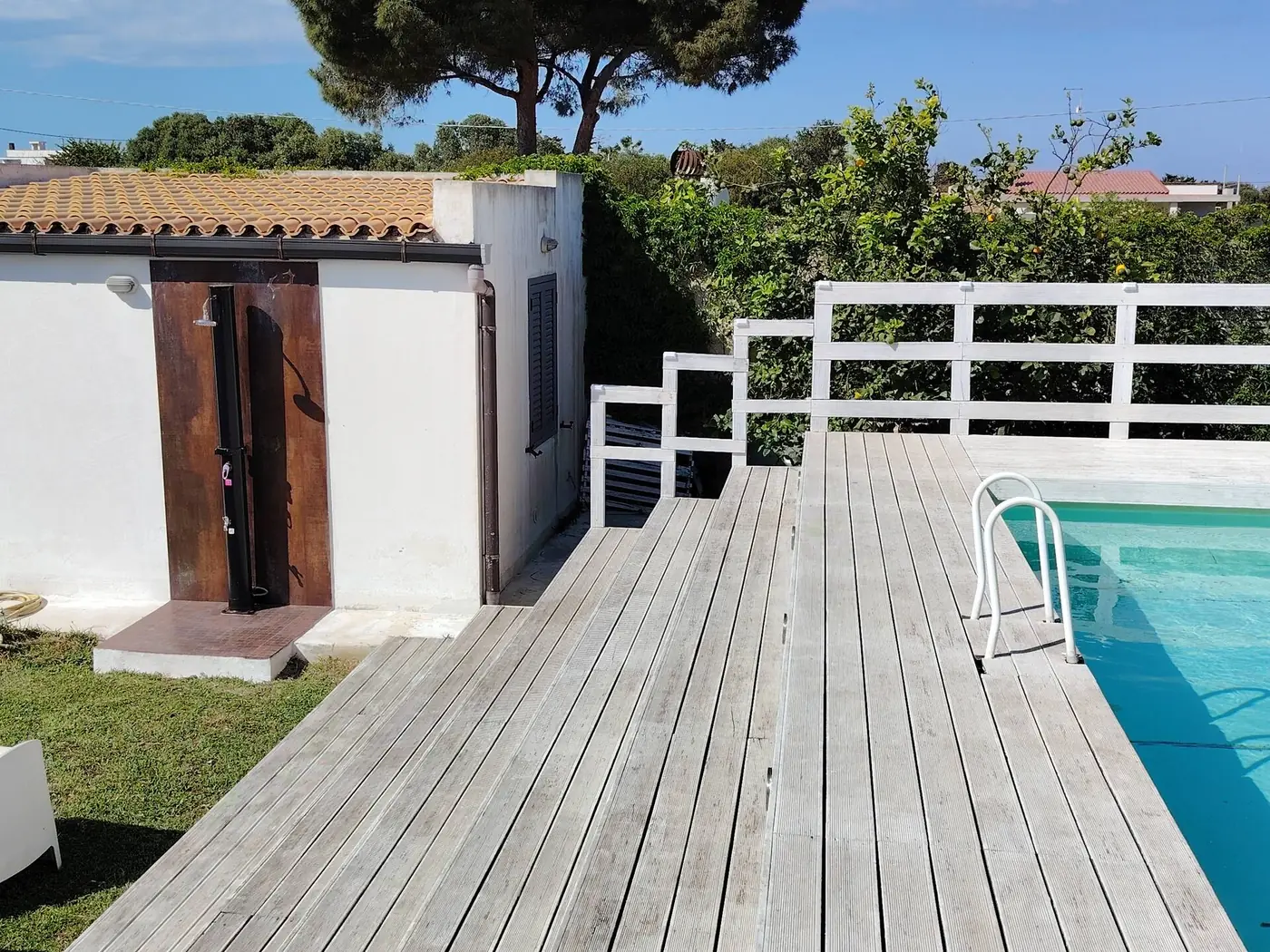 La pedana in legno verso la piscina